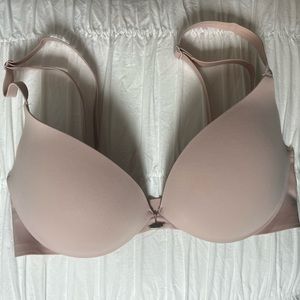 Victoria’s Secret bra. 32DD. Uplift plunge.